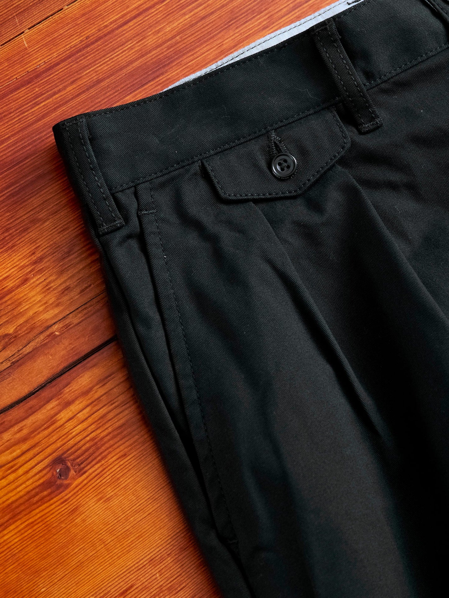 2-Pleat Twill Trousers in Black