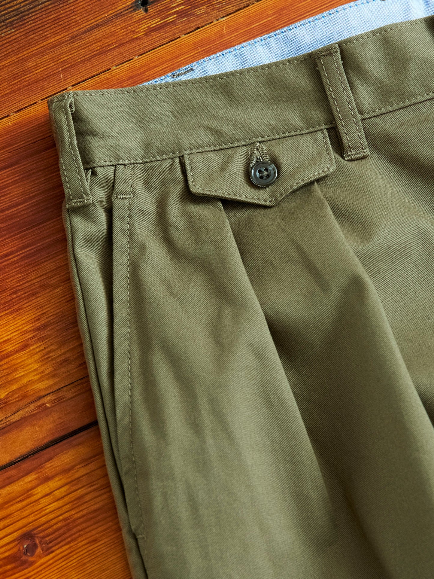 2-Pleat Twill Trousers in Olive